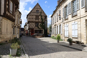 La place du grenier à sel, village de Noyers sur Serein, département de l'Yonne, France