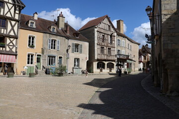 La place du grenier à sel, village de Noyers sur Serein, département de l'Yonne, France