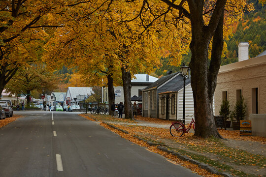 Autumn colour and historic cottages, Arrowtown, near Queenstown,  Otago, South Island, New Zealand