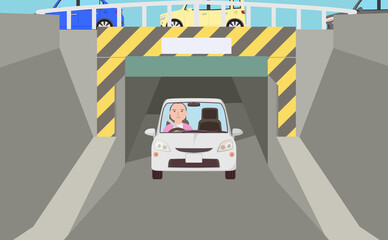アンダーパスを通る車と中年男性