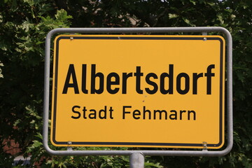 Ortsschild von Albertsdorf auf der Insel Fehmarn	