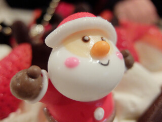 クリスマスケーキに乗ったメレンゲのサンタクロース