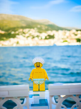Split - Kroatien 31. Mai 2022 Lego Figur mit Badekappe am Meer