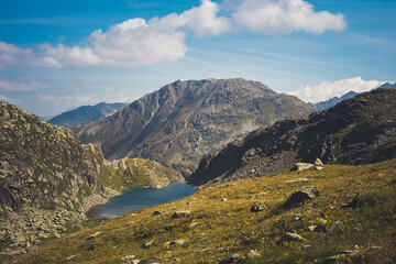 Die Rheinquelle liegt in einem kleinen See in den Schweizer Alpen im Surselva Tal