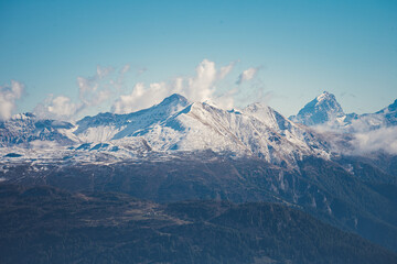 Blick auf die Berge der Region Lenzerheide in den Schweizer Alpen im Kanton Graubünden