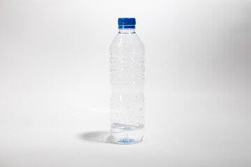 Naklejka premium Empty mineral water bottle on white background