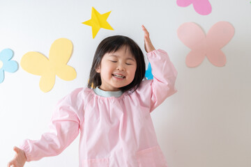 ダンスをする笑顔の園児（子供・育児・子育て・保育園・幼稚園）