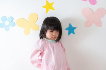 寂しそうな園児（子供・育児・子育て・保育園・幼稚園）