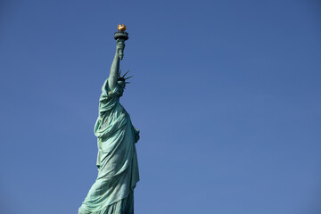 Vue sur la statue de la liberté à New York avec en arrière plan un beau ciel bleu de la la place libre pour le texte