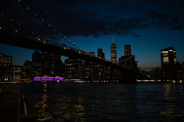 vue sur Manhattan, New York et le pont de Brooklyn illuminés à la tombée du jour