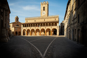 Fototapeta na wymiar Piazza di Offida, Marche