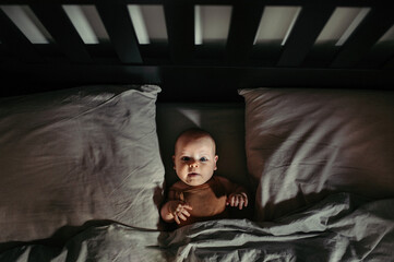 Dziecko w łóżku - obrazy, fototapety, plakaty