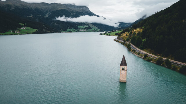 Vista del campanile sommerso del lago di Resia, Val Venosta