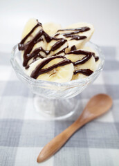 チェックのマットに可愛いカップに入ったチョコバナナ