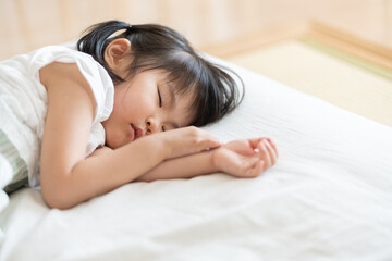 Obraz na płótnie Canvas お昼寝をする4歳の子供（育児・子育て）