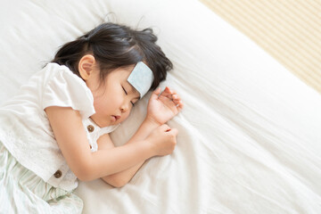 熱で休む4歳の子供（風邪・病気・欠席・睡眠・育児・子育て）