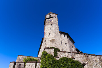 Obraz premium Medieval castle of Rapperswil-Jona at the old town on a sunny spring day. Photo taken April 28th, 2022, Rapperswil-Jona, Switzerland.