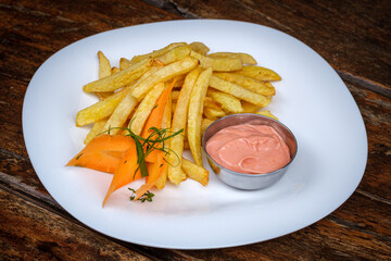 Pommes mit Möhre auf einem Teller