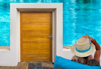 Détente au bord de la piscine 