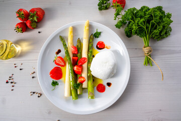 Burrata cheese with asparagus and strawberries