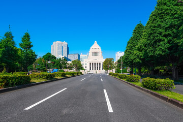 青空を背景にした国会議事堂（東京都千代田区永田町）