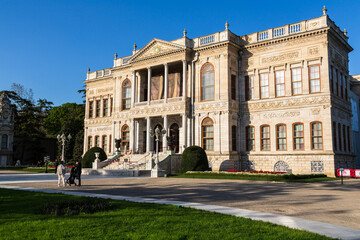 Obraz premium ISTANBUL, TURKEY - April, 2022. Dolmabahce Palace. Tourists near the Selamlik Building a. Besiktas district, city of Istanbul, Turkey.