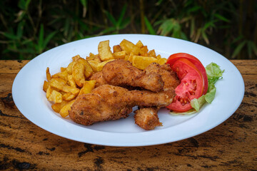 Gebratenes Hühnchen mit Pommes