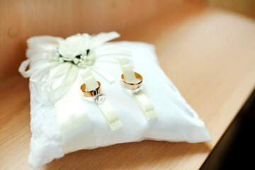 Fototapeta na wymiar Wedding rings on the lace pillow