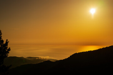 Zachód słońca w górach, wyspa Majorka, Hiszpania. - obrazy, fototapety, plakaty
