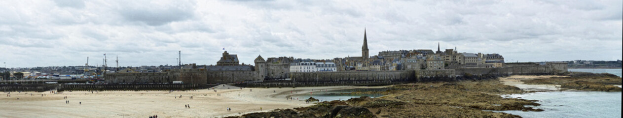 Fototapeta na wymiar Saint Malo, France - August 2019 : Visit the privateer city of Saint Malo in Brittany, passing by the fortifications and the magnificent beaches