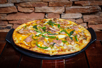 Pizza mit Hähnchen, Banane, Paprika und Basilikum
