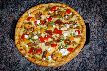 Pizza mit Rindfleisch, Paprika und Zwiebeln