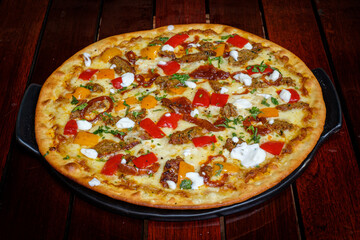 Pizza mit Rindfleisch, Paprika und Zwiebeln