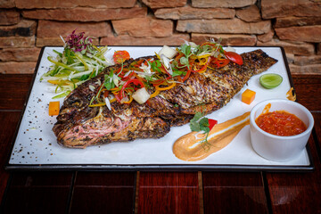 Gegrillter Fisch mit Salat