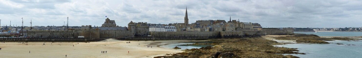 Fototapeta na wymiar Saint Malo, France - August 2019 : Visit the privateer city of Saint Malo in Brittany, passing by the fortifications and the magnificent beaches
