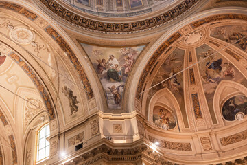Fototapeta na wymiar beautiful interior of italian catholic church antique architecture