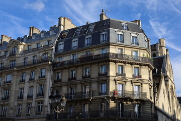 Fototapeta na wymiar typical french parisian building facade