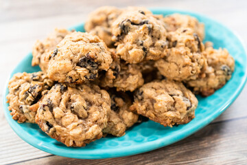 Chewy oatmeal raisin cookies