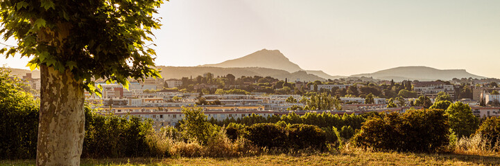 panoramic photography of the Sainte Victoire mountain