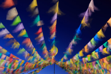 decoração junina - balão decorativo e bandeirinhas coloridas em movimento