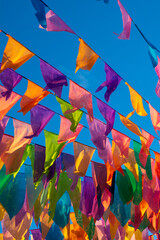 bandeirinhas coloridas de festa junina
