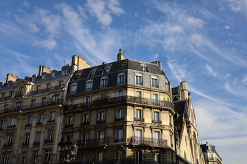 Plakat typical french parisian building facade