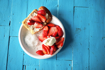 Strawberry and cream with bread