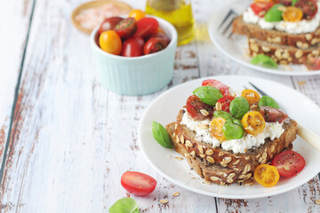 Sandwiches with cherry tomatoes and cottage cheese