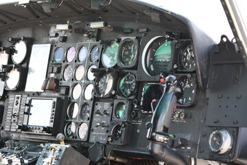 ヘリコプターのコクピット