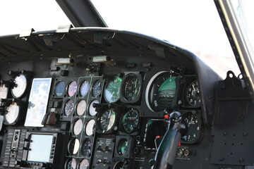 ヘリコプターのコクピット