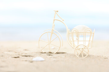 Fototapeta na wymiar 浜辺の三輪自転車と透明な地球儀の置物