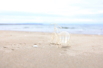 Fototapeta na wymiar 浜辺の三輪自転車と透明な地球儀の置物