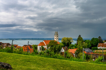 Fototapeta premium Meersburg, Katholische Kirche, Weinberge, Aussichtspunkt, Oberstadt, Altstadt, Altstadthäuser, Unwetter, Sommergewitter, Bodensee, Baden-Württemberg, Sommer, Deutschland