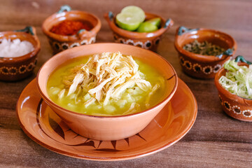 Pozole blanco con ingredientes alrededor 
